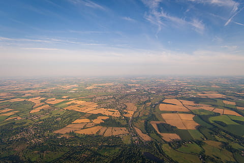 Antenne, Fotografie, Grün, grasig, Feld, Luftaufnahmen, Luftaufnahme, Natur, High Angle View, fliegend, szenen, Land, Landschaft, draußen, Flugzeug, in der Luft, über, Landwirtschaft, Ruhe, ruhige Szene, Umgebung, Himmel, Schönheit in der Natur, Szenen - Natur, wolke - himmel, ländliche Szene, Patchwork-Landschaft, keine Leute, Tag, idyllisch, Horizont über Land, Blick ins Land, 5K, CC0, gemeinfrei, lizenzfrei