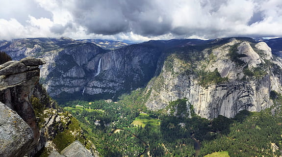 Bel paesaggio, nuvole, luce del giorno, paesaggio, montagna, natura, all'aperto, montagna rocciosa, panoramico, alberi, valle, yosemite valley, nuvola - cielo, cielo, ambiente, bellezza nella natura, scenics - natura, catena montuosa, roccia, roccia - oggetto, solido, nessuno, la tranquillità, scena tranquilla, scena non urbana, destinazioni di viaggio, scogliera, terra, picco di montagna, eroso, 5K, CC0, dominio pubblico, privo di copyright