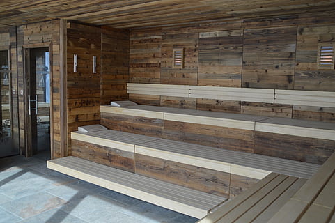 træ, inden for, hjem, tom, skov, rejse, ferie, sauna, gå væk, lempelse, infusion, wellness, sveden, slap af, spa, hed, finsk sauna, arkitektur, indendørs, træ - materiale, bygget struktur, ingen mennesker, trappe, bygning, hjem interiør, dag, moderne, trapper og trapper, hjemlige værelse, fravær, sollys, gulve, murbygningsfunktion, vindue, loft, tagbjælke, luksus, 4K, CC0, offentligt domæne, royaltyfrie