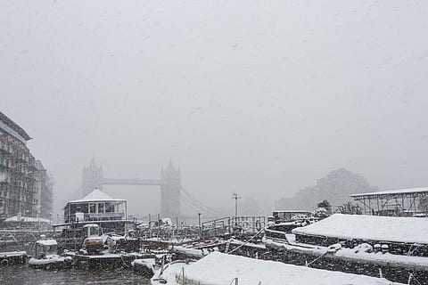 torenbrug, gemaskerd, sneeuwstorm, grijswaardenfoto, boten, lichaam, water, sneeuw, rivier-, toren, koude, boot, winter, koude temperatuur, ingebouwde structuur, architectuur, buitenkant van het gebouw, vervoer, natuur, hemel, dag, sneeuwen, stad, wijze van transport, brug, mist, reisbestemmingen, brug - door de mens gemaakte structuur, motorvoertuig, auto, geen mensen, buitenshuis, extreem weer, 4K, CC0, publiek domein, royaltyvrij