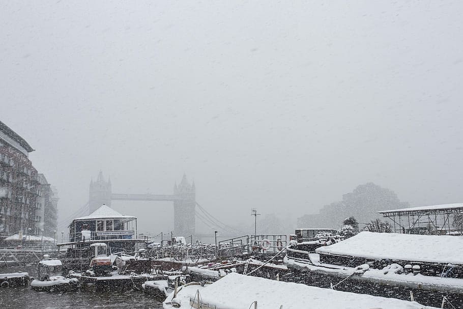 torenbrug, gemaskerd, sneeuwstorm, grijswaardenfoto, boten, lichaam, water, sneeuw, rivier-, toren, koude, boot, winter, koude temperatuur, ingebouwde structuur, architectuur, buitenkant van het gebouw, vervoer, natuur, hemel, dag, sneeuwen, stad, wijze van transport, brug, mist, reisbestemmingen, brug - door de mens gemaakte structuur, motorvoertuig, auto, geen mensen, buitenshuis, extreem weer, 4K