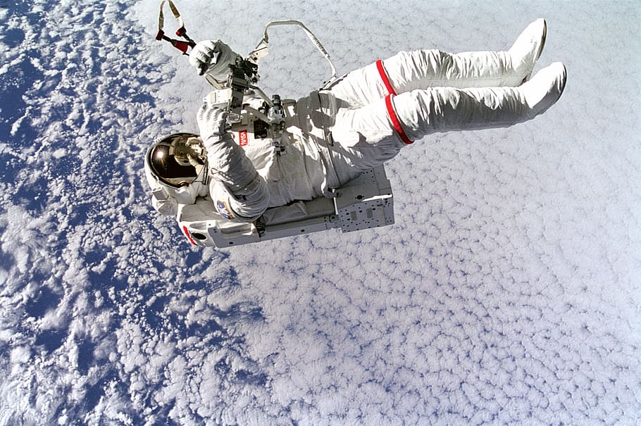 astronaut, plovoucí, prostor, během dne, spacewalk, iss, nástroje, oblek, balíček, uvázat, Mezinárodní vesmírná stanice, zimní, studená teplota, sníh, Příroda, vysoký úhel pohledu, den, venku, jedna osoba, střední vzduch, létající, přeprava, zimní sport, bílá barva, způsob dopravy, zábava, sport, plná délka, oblečení, padající, teplé oblečení, sáňkování, lyžařské oblečení, 2K
