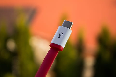 de cerca, fotografía, blanco, rojo, cable USB, USB, tipo c, cable, tipo, dos, blanco rojo, centrarse en primer plano, comunicación, mano humana, día, al aire libre, texto, gente, sangre, tecnología, solo objeto, participación, firmar, escritura occidental, esperanza - concepto, 4K, CC0, dominio público, libre de derechos