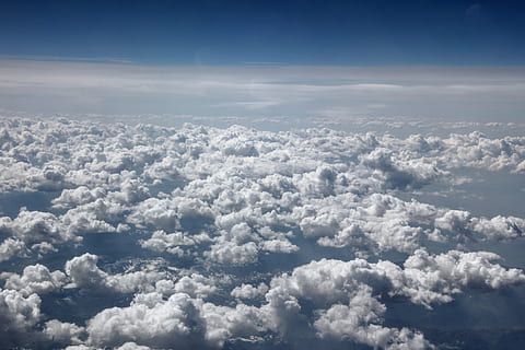 nubes, montañas, blanco, visión general, cielo, lanudo, en el cielo, naturaleza, azul, nube - cielo, aire, estratosfera, paisaje de nubes, avión, clima, vista aérea, día, scenics, antecedentes, volador, espacio, cúmulo, encima, alto, al aire libre, mullido, belleza en la naturaleza, el color blanco, paisajes - naturaleza, nadie, tranquilidad, atmósfera, ambiente, idílico, viento, meteorología, mirando a la vista, blandura, 5K, CC0, dominio público, libre de derechos