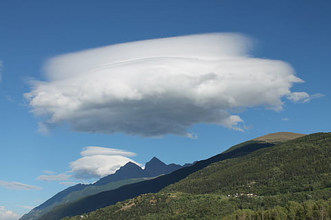 nor, cer, alb, albastru, cremă, timp, spaţiu, Munte, nor - cer, scenics, natură, zi, peisaj, nici o persoana, în aer liber, de munte, scenice - natura, frumusețe în natură, liniște, o scenă liniștită, mediu inconjurator, idilic, scenă non-urbană, teren, varf de munte, 4K, CC0, domeniu public, fără drepturi de autor