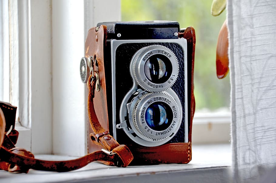 negre, marró, vintage, càmera, retro, ricoh, càmera antiga, tecnologia, primer pla, centrar-se en primer pla, càmera - equip fotogràfic, temes de fotografia, estil retro, equip fotogràfic, a l'interior, dia, lent - instrument òptic, càmera digital, cap gent, taula, natura morta, antiguitat, fotografiar, connexió, càmera slr, 2K