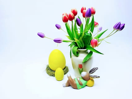 rød, lilla, tulipan blomster, hvit, keramisk, vase, ved siden av, gul, egg leker, påske, påskeharen, påskeegg, egg, dekorasjon, ferie, feiring, tradisjonelt, dekorative, festlig, kanin, hare, blomst, tulipan, farge, hilsen, vår, slappe av, avslapning, studio skudd, blomstrende plante, friskhet, hvit bakgrunn, innendørs, ingen folk, anlegg, skjønnhet i naturen, nærbilde, skjørhet, stilleben, natur, sårbarhet, multi farget, mat, petal, blomsterhodet, blomsterdekorasjon, 4K, CC0, offentlig domene, opphavsrett gratis