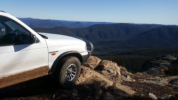 van, ute, falaise, boueux, mode de transport, véhicule à moteur, transport, voiture, la nature, Montagne, véhicule terrestre, 4x4, ciel clair, Voyage, ciel, route, roue, Roche, journée, bleu, paysage, environnement, conduite, en plein air, pneu, véhicule utilitaire sport, voyage sur la route, 1080P, CC0, domaine public, libre de droits
