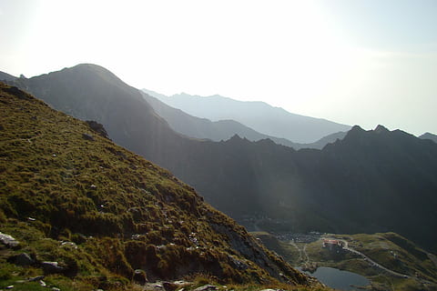 vârful muntelui, vârf, natură, Munte, top, călătorie, cer, succes, peisaj, stâncă, drumeții, dom, sportul de bărbat, realizare, alpinism, oameni, cățărare pe munte, alpinist, alpinism montan, extrem, în aer liber, siluetă, înalt, peisaj montan, lumina soarelui, apus de soare, backpacker, deal, ceaţă, de munte, nici o persoana, scenice - natura, frumusețe în natură, mediu inconjurator, liniște, o scenă liniștită, scenă non-urbană, zi, idilic, la distanta, maiestuos, varf de munte, 2K, CC0, domeniu public, fără drepturi de autor