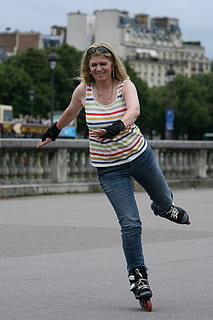 inline, stå på skøjter, rulleskøjter, in-line skating, sporty, inline skatere, inline rulleskøjter, præcision, valse, 直 排 轮, Paris, striber, Invalides, rullende, skøjter, en person, arkitektur, forfra, smilende, fuld længde, afslappet tøj, bygget struktur, rigtige mennesker, ung voksen, by, portræt, livsstil, kigger på kameraet, unge kvinder, lykke, hår, bygning udvendig, fritidsaktivitet, fokus på forgrunden, frisure, udendørs, smuk kvinde, 2K, CC0, offentligt domæne, royaltyfrie