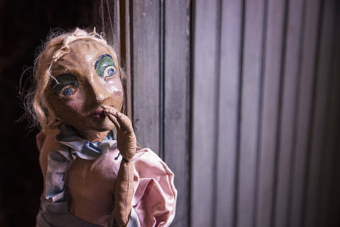 regla, fotografia de tercers, felpa, joguina, marioneta, titella, cadena, nina, titellaire, idea, maniquí, trist, teatre, roba, control, imitar, artificial, manipulació, mà, noia, imitació, manipular, corda, dependència, model, posant, fosc, por, prudent, jove, moda, ros, paret, una persona, retrat, a l'interior, tirada al cap, adult, vista frontal, mirant la càmera, cabell, cabell ros, expressió facial, de peu, celebració, còpia espai, homes, pintura, infància, diversió, pentinat, contemplació, 5K, CC0, domini públic, lliure de regalies