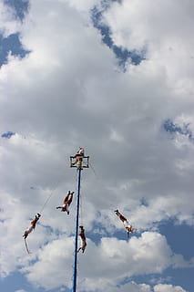 en volant, rituel, Danse, nuage - ciel, ciel, faible angle de vue, journée, la nature, culture artistique et divertissement, corde, groupe de personnes, travail en équipe, pendaison, la coopération, fête, amusement, en plein air, pôle, Activité de loisir, personnes, compétence, 5K, CC0, domaine public, libre de droits