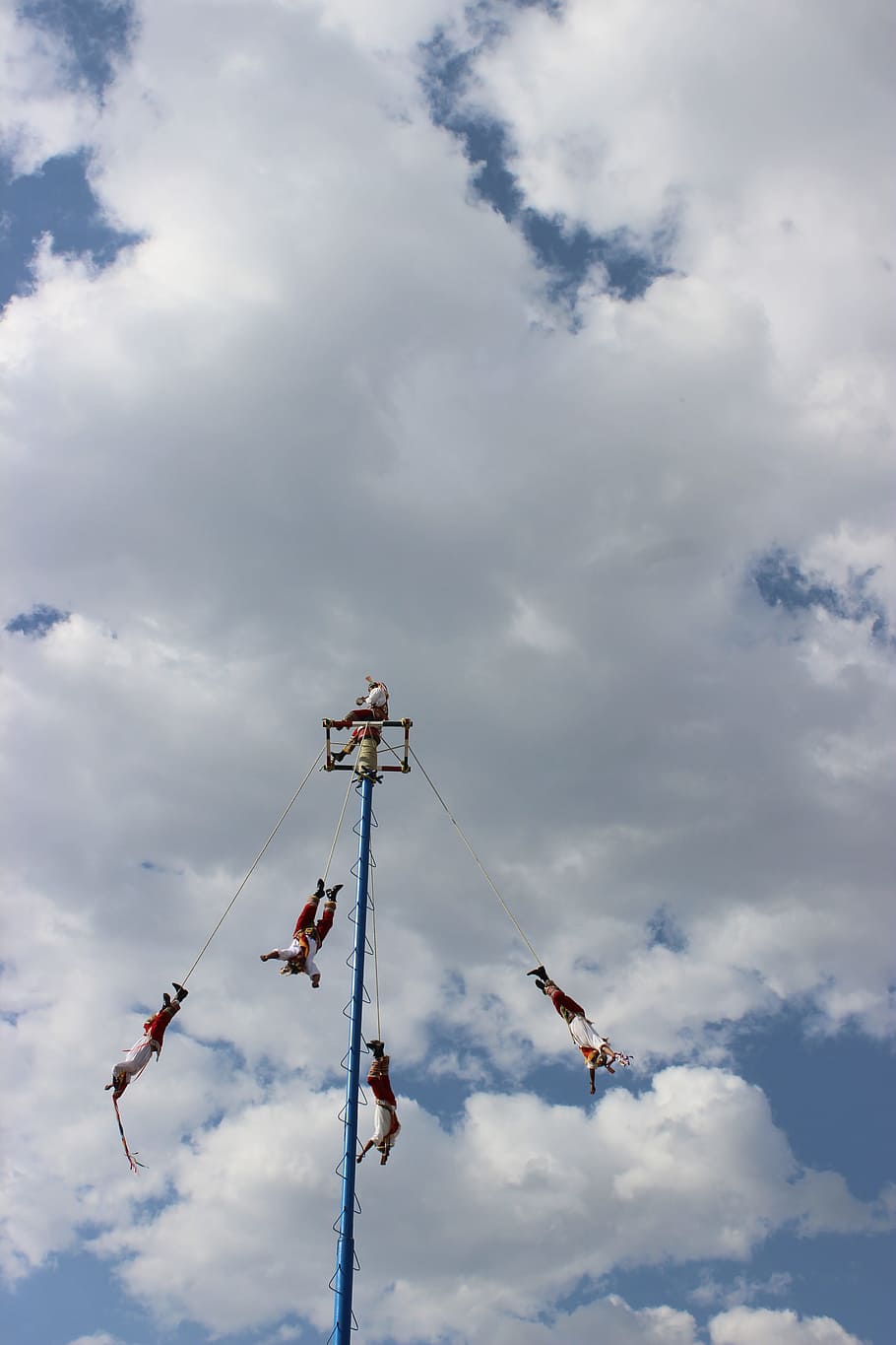 fliegend, Ritual, tanzen, wolke - himmel, Himmel, Flachwinkelansicht, Tag, Natur, Kunst, Kultur und Unterhaltung, Seil, Gruppe von Leuten, Zusammenspiel, hängend, Zusammenarbeit, Feier, Spaß, draußen, Pole, Freizeitbeschäftigung, Menschen, Fertigkeit, 5K