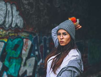 Kadın, giyme, gri, üst, yükselen, el, bobble şapka, gözlük, KADIN, duvar yazısı, bir kişi, insanlar, genç yetişkin, açık havada, dişiler, yetişkin, portre, genç kadınlar, güzellik, güzel, kentsel sahne, saç modeli, uzun saç, yaşam, duvar inşa özelliği, Giyim, boş zaman etkinliği, saç, gerçek insanlar, belden yukarı, günlük kıyafet, ayakta, güzel kadın, mimari, sıcak tutan kıyafetler, 4K, CC0, kamu malı, telif ücretsiz