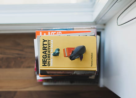 kreativitet bog, bøger, Hegarty, kreativitet, Bestil, hvid, væg, bunke, stak, vindueskarm, vindueskant, indendørs, ingen mennesker, dag, tæt på, meddelelse, selektiv fokusering, forbindelse, teknologi, tekst, gul, fokus på forgrunden, transportmidler, køretøj interiør, stilleben, dyr, offentlig transport, vand, dyre temaer, transportform, 5K, CC0, offentligt domæne, royaltyfrie