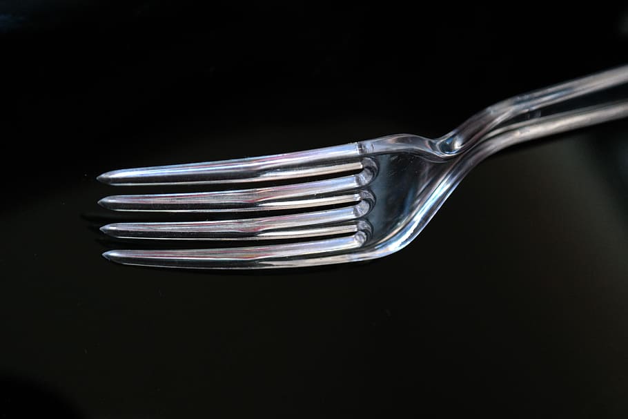 gaffel, plastbestik, plast gaffel, plast, bestik, gennemsigtig, gafler, studio skud, sort baggrund, ingen mennesker, tæt på, køkkenredskaber, spise redskaber, indendørs, husholdningsudstyr, metal, bevægelse, skåret ud, ske, forretning, enkelt objekt, mad og drikke, enkelhed, ren, stål, porcelæn, sølvfarvet, 5K