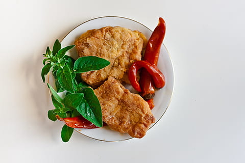 prăjit, carne, chili, farfurie, peşte, ardei iute, piper, mentă, alb, mancare si bautura, alimente, gata să mănânce, prospeţime, în interior, vegetal, dimensiune de servire, roșie, natură moartă, mâncat sănătos, vedere în unghi mare, frunze, bunăstare, parte a plantelor, a închide, fruct, nici o persoana, masa, iarbă, ispită, mic dejun, 4K, CC0, domeniu public, fără drepturi de autor