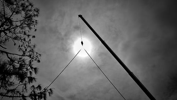 konstruktion, arbejde, kran, arm, lænke, krog, sol, træ, himmel, sky - himmel, lav vinkel visning, ingen mennesker, natur, udendørs, arkitektur, dag, silhuet, plante, overskyet, skumring, bygget struktur, belysningsudstyr, metal, storm, pol, meddelelse, 5K, CC0, offentligt domæne, royaltyfrie