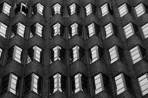 fotografia en escala de grisos, edifici de la ciutat, sense títol, maó, vidre, negre + blanc, finestra, edifici, patró, arquitectura, reflexió, blanc i negre, marc complet, exterior de l'edifici, estructura construïda, fons, repetició, cap gent, vista d’angle baix, en fila, dia, ciutat, a l'aire lliure, costat a costat, exterior d’edifici d’oficines, disseny, modern, primer pla, 5K, CC0, domini públic, lliure de regalies