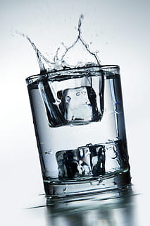 claro, vaso, lleno, agua, dos, cubos de hielo, derramando, movimiento, verter, líquido, refresco, salpicaduras, soda, chapoteo, de cerca, frío, fondo, bebida, beber, fluido, frescura, fluir, goteo, soltar, foto de estudio, transparente, adentro, Fondo blanco, equipo doméstico, material de vidrio, nadie, comida y bebida, naturaleza, reflexión, congelado, pureza, 4K, CC0, dominio público, libre de derechos
