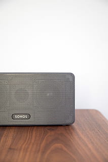 gris, sonos altaveu, taula, sonos, portàtil, altaveu bluetooth, fusta, coberta, altaveu, tecnologia, música, a l'interior, cap gent, sol objecte, tir de l'estudi, còpia espai, marró, fons blanc, primer pla, equipatge, seguretat, material de fusta, natura morta, maleta, protecció, tancat, senzillesa, color plata, accessori personal, 5K, CC0, domini públic, lliure de regalies