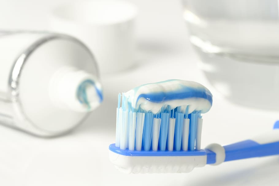 pasta de dents en raspall de dents, pasta de dents, raspall de dents, raspallar-se les dents, higiene, netejar, regal, tub, verí del tub, fluor, fluorurs, fluorur de sodi, sals, odontologia, salut dental, higiene dental, cap de pinzell, truges, cap del raspall de dents, raspall de llengua, salut i medicina, a l'interior, tir de l'estudi, blau, menjar i beguda, primer pla, cap gent, menjar, estil de vida saludable, rutina, fons blanc, grup d'objectes, contenidor, preparació, equipament per a la llar, fer dieta, 5K