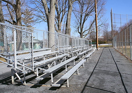 arkitektur, objekter, mennesker, plattinger, seter, parkere, bare tre, ingen folk, utendørs, dag, tre, bygge eksteriør, natur, anlegg, bygget struktur, rekkverk, sollys, veien forover, transport, himmel, retning, gjerde, skygge, gangsti, barriere, grense, 720P, CC0, offentlig domene, opphavsrett gratis