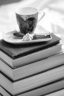 foto en escala de grises, taza para té, parte superior, pila de libros, libros, apilar, amor, leer, educación, formar, formado, Hobby, ocio, mucho, grueso, café, vaso, tee, beber, recuperación, relajación, libro, café - bebida, publicación, naturaleza muerta, mesa, de cerca, comida y bebida, nadie, adentro, enfoque selectivo, frescura, jarra, centrarse en primer plano, antiguo, té, refresco, té - bebida caliente, vajilla, taza de te, 5K, CC0, dominio público, libre de derechos