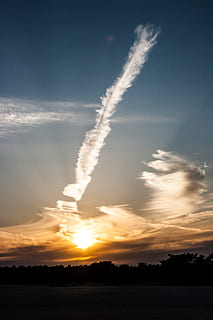 solnedgang, skyer, sol, aften, himmel, træer, natur, soester klitter, dampspor, sky - himmel, røg - fysisk struktur, silhuet, skønhed i naturen, scenics - natur, ingen mennesker, orange farve, rolig scene, ro, luftfartøj, fly, lav vinkel visning, transportmidler, udendørs, ikke-urbane scene, idyllisk, miljø, 4K, CC0, offentligt domæne, royaltyfrie