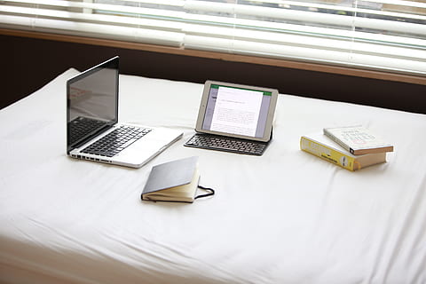 MacBook, pro, blanc, full de tela, al costat, ipad, poma, llit, llibres, ordinador, portàtil, quadern, tauleta, tecnologia, tecnologia sense fils, connexió, comunicació, taula, mobles, cap gent, a l'interior, negocis, escriptori, llibre, publicació, paper, portabilitat, dispositiu d’informació portàtil, vista d’angle alt, Internet, paperassa, 5K, CC0, domini públic, lliure de regalies