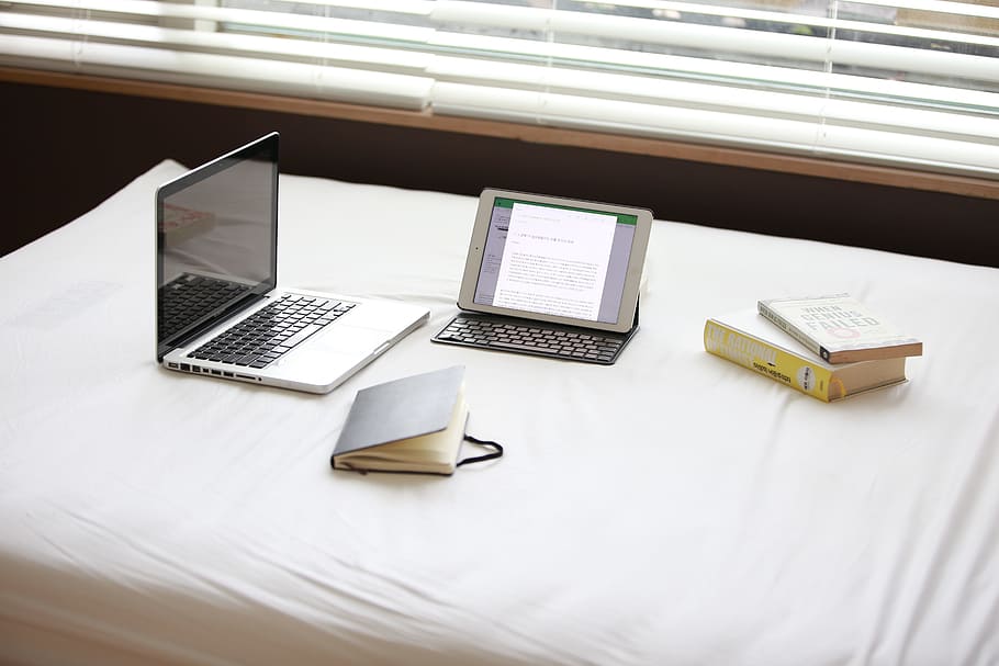 MacBook, pro, blanc, full de tela, al costat, ipad, poma, llit, llibres, ordinador, portàtil, quadern, tauleta, tecnologia, tecnologia sense fils, connexió, comunicació, taula, mobles, cap gent, a l'interior, negocis, escriptori, llibre, publicació, paper, portabilitat, dispositiu d’informació portàtil, vista d’angle alt, Internet, paperassa, 5K
