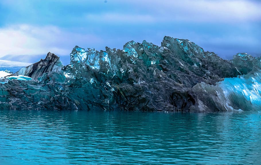 fred, iceberg, fusió, mar, aigües tranquil·les, núvols, la llum del dia, flotant, gelades, gelada, congelat, gel, naturalesa, oceà, a l'aire lliure, escènic, vora del mar, cel, aigua, glacera, medi ambient, paisatge, temperatura de fred, escenics - natura, bellesa a la natura, blau, llacuna, qüestions ambientals, canvi climàtic, cap gent, rock, sòlid, color turquesa, flotant a l'aigua, 4K