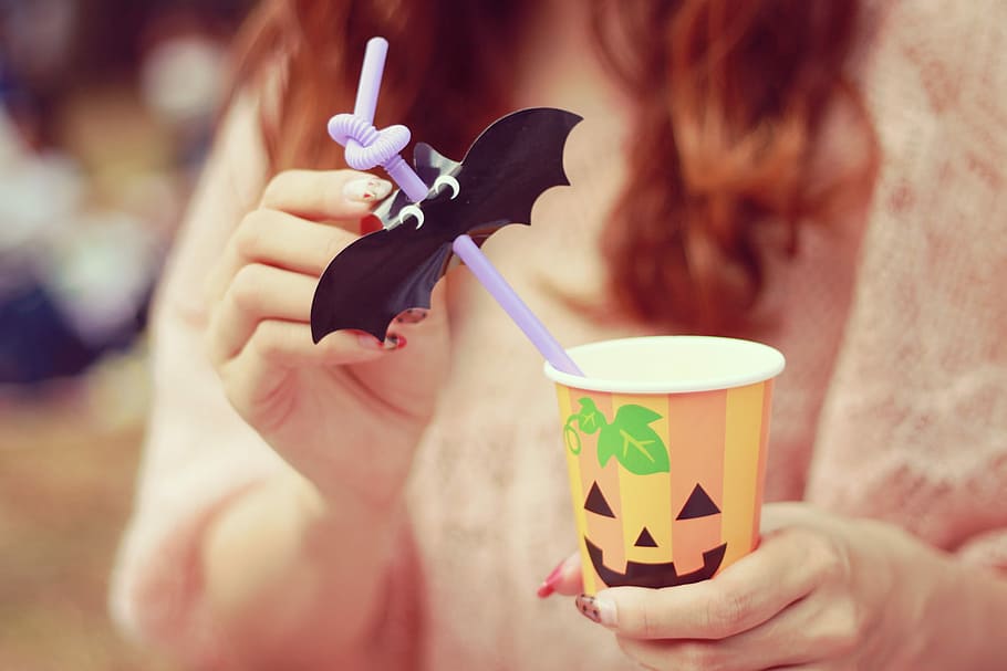 person, bedrift, orange, hvid, gul, halloween plastik kop, strå, halloween, plastik kop, Kvinder, menneskelig hånd, drikke, mennesker, udendørs, en person, menneskelig kropsdel, kun børn, mad og drikke, fokus på forgrunden, hånd, forfriskning, barn, tæt på, afkom, barndom, hår, dag, kop, blond hår, hovedskud, frisure, 1080P