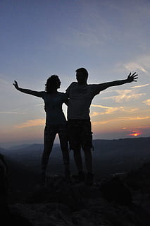 Sonnenuntergang, gestalten, Abs, nosal, begraben, Himmel, zwei Menschen, Freizeitbeschäftigung, echte Menschen, menschlicher Arm, Stehen, Silhouette, Zusammengehörigkeit, Lebensstile, Gliedmaßen, Männer, Land, Arme ausgestreckt, Natur, Schönheit in der Natur, Menschen, Freundschaft, Frau, Erwachsene, positive Emotionen, Arme erhoben, draußen, 4K, CC0, gemeinfrei, lizenzfrei