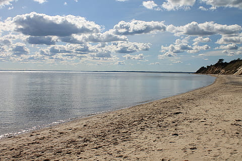 platja, primavera, núvols, aigua, blau, cel, sorra, terra, mar, escenics - natura, bellesa a la natura, núvol - cel, tranquil·litat, escena tranquil·la, naturalesa, cap gent, dia, escena no urbana, a l'aire lliure, línia de costa, horitzó, llum solar, llacuna, 4K, CC0, domini públic, lliure de regalies