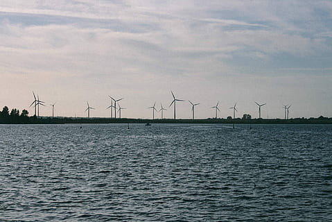 grande, de madera, muelle, lago, muelle de madera, por el lago, agua, madera, embarcadero, electricidad, turbina eólica, tecnología, generación de combustible y energía, viento, cielo, turbina, naturaleza, industria, energía, poder, generador, ambiente, fuente de alimentación, energía eólica, azul, energía alternativa, conservación del medio ambiente, energía renovable, mar, belleza en la naturaleza, paisajes - naturaleza, frente al mar, escena tranquila, nube - cielo, nadie, tranquilidad, recursos sustentables, al aire libre, 2K, CC0, dominio público, libre de derechos