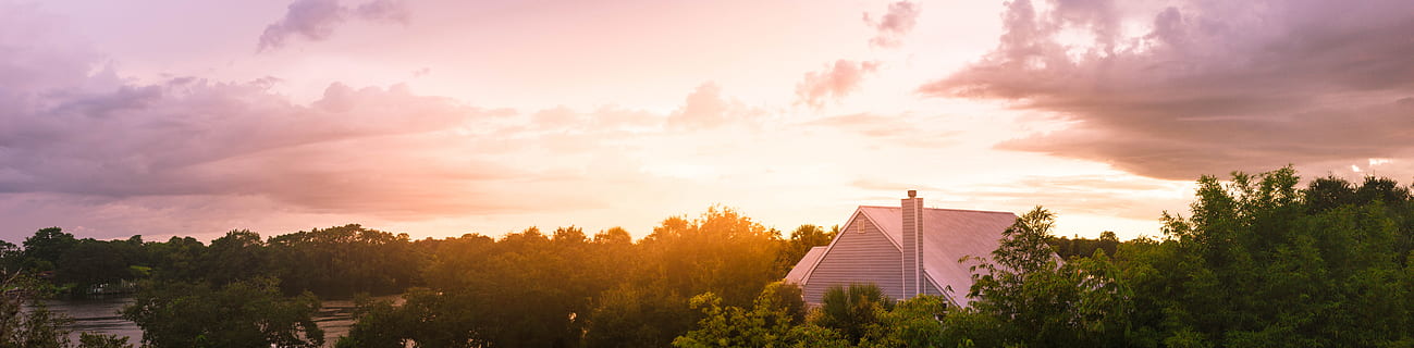 Natura, niebo, chmury, słońce, idylliczny, panoramiczny, dach, sceniczny, cichy, drzewa, Las, chmura - niebo, architektura, zachód słońca, zbudowana struktura, roślina, krajobraz, na zewnątrz budynku, światło słoneczne, dramatyczne niebo, drzewo, budynek, żadnych ludzi, religia, zmierzch, nastrojowe niebo, wiara, 8K, CC0, domena publiczna, darmowe zdjęcia