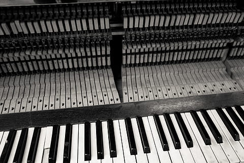 altes beschädigtes Klavier, alt, Klavier, Objekte, Musik-, Musikinstrument, Klaviertaste, klassische Musik, Schlüssel, Nahansicht, Kunst und Unterhaltung, Ebenholz, schwarze Farbe, klingen, Schwarz und weiß, Musikausrüstung, Kunst, Kultur und Unterhaltung, Vollbild, keine Leute, Muster, drinnen, Hintergründe, in einer Reihe, Holz - Material, Wiederholung, Tastatur, Konzertflügel, High Angle View, Zeichenfolge, Tasteninstrument, klassischer Stil, 4K, CC0, gemeinfrei, lizenzfrei