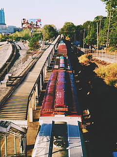 vermell, blanc, tren, tren blanc, vies del ferrocarril, transport, viatjar, mode de transport, a l'aire lliure, cap gent, exterior de l'edifici, estructura construïda, dia, arquitectura, arbre, planta, naturalesa, cel, llum solar, manera de transport, direcció, transport per ferrocarril, vista d’angle alt, el camí a seguir, perspectiva decreixent, pista, 2K