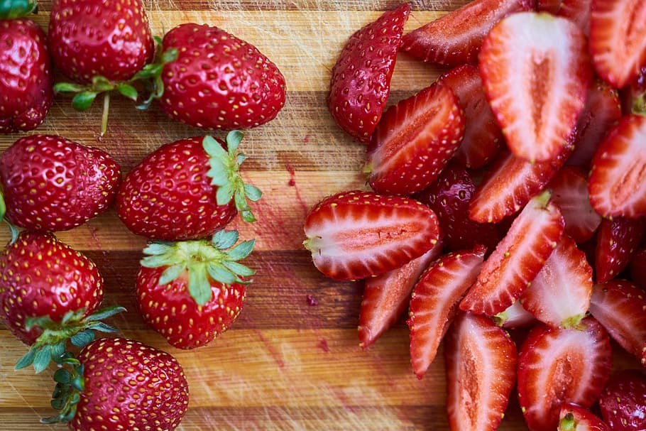 morango, vermelho, fruta, macro, natureza, lindo, saudável, fresco, jardim de frutas, fundo, fechar-se, verão, imagem colorida, cor vívida, delicioso, ninguém, cor, horizontal, perto, foto, Vitamina, vegan, vegetariano, comida e bebida, frescura, Comida, Alimentação saudável, frutos de baga, bem-estar, ainda vida, dentro de casa, mesa, visão de alto ângulo, madeira - material, grande grupo de objetos, diretamente acima, dia, quadro completo, maduro, lichia, 5K