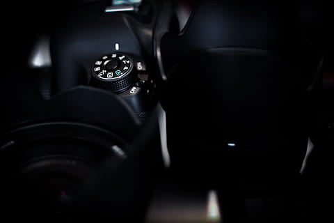 kamera, bakgrunnen, svart, mørk, canon, fotograf, fotoutstyr, linse, glass, kanonlinsen, optikk, teknologi, fotografering temaer, nærbilde, kamera - fotografisk utstyr, objektiv - optisk instrument, svart farge, ingen folk, innendørs, digitalkamera, fotografisk utstyr, kunstkultur og underholdning, objektiv - øye, utstyr, kommunikasjon, svart bakgrunn, studio skudd, stilleben, retro stylet, slr kamera, 2K, CC0, offentlig domene, opphavsrett gratis