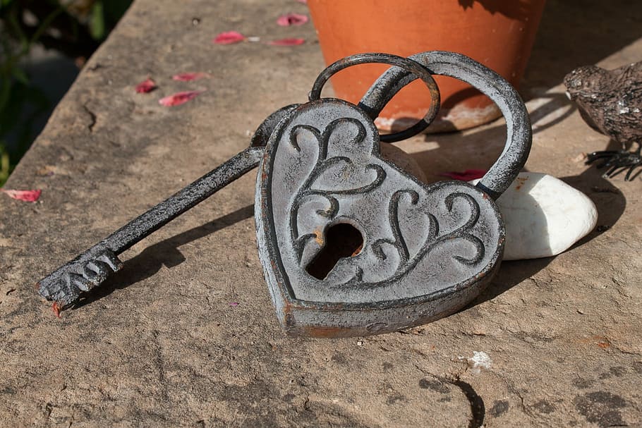 gri, inimă lacăt, schelet, cheie, lacăt, castel, a închide, comunicare, în aer liber, nici o persoana, zi, metal, text, să se concentreze asupra primelor elemente, ruginit, natură, lumina soarelui, vedere în unghi mare, western script, vechi, solid, număr, umbră, natură moartă, artă și sculptură, lanţ, 1080P