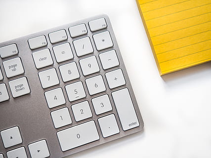 teclado, bloc, escritorio, nota adhesiva, blanco, amarillo, negocio, objetos, oficina, tecnología, espacio de trabajo, trabajo + tecnología, computadora, Internet, ordenador portátil, llave de computadora, ordenador personal, Negocio corporativo, de cerca, nadie, equipo de computadora, comunicación, carta, tecnología inalámbrica, texto, conexión, parte de la computadora, adentro, el color blanco, mensaje, símbolo ortográfico, 4K, CC0, dominio público, libre de derechos