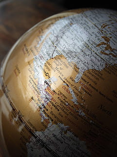 braune Schreibtischkugel, Globus, Erde, Welt, Karte, Planet, Mexiko, Florida, Länder, atlantisch, Reise, global, Amerika, Weltkarte, Erdkunde, Kontinent, Text, Globus - vom Menschen geschaffenes Objekt, drinnen, Kommunikation, High Angle View, keine Leute, Nahansicht, westliche Schrift, Veröffentlichung, Stillleben, Kugel, physische Geographie, Planet Erde, Buch, Richtung, selektiver Fokus, Beratung, 4K, CC0, gemeinfrei, lizenzfrei