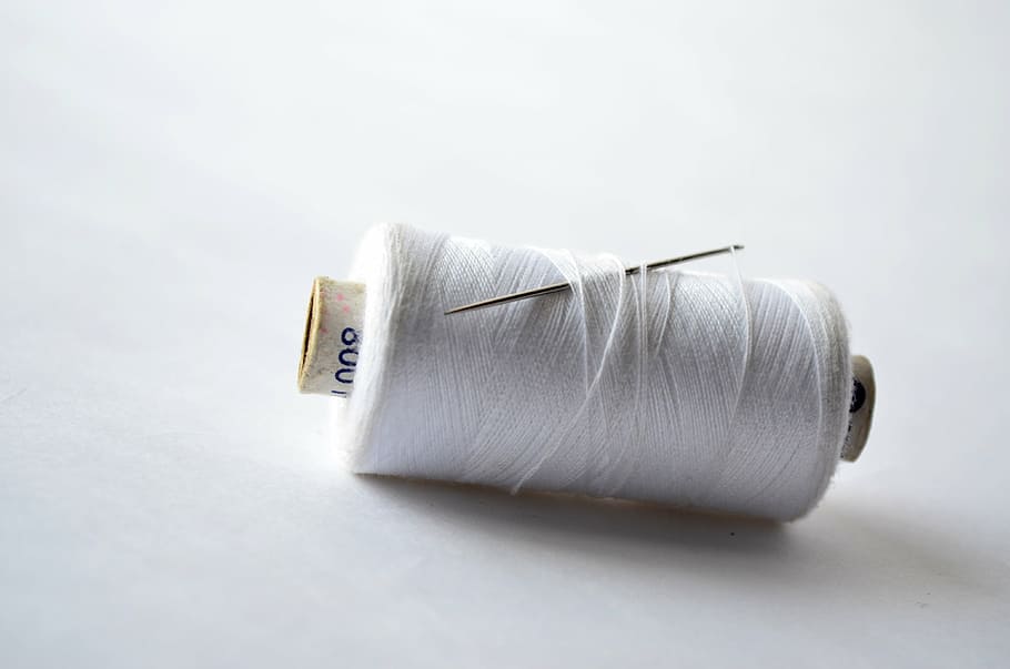 blanc, fil, superfície, bobina, agulla, cosir, tèxtil, artesania, costura, teixit, fet a mà, brodats, puntada, sastreria, cotó, tir de l'estudi, a l'interior, art i artesania, fons blanc, natura morta, primer pla, cap gent, article de costura, enrotllat, creativitat, llana, dos objectes, material, indústria tèxtil, gris, color plata, 4K