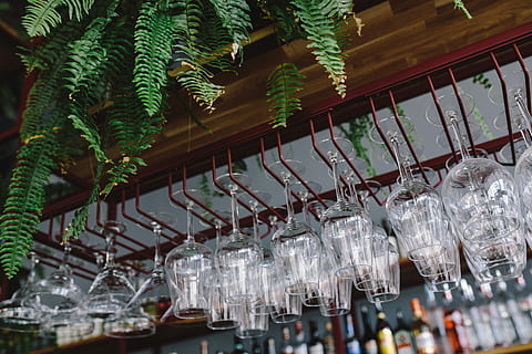gros, bouquet, verres à vin, pendaison, titulaire, restaurant, bar, vide, des lunettes, du vin, à l'intérieur, de l'alcool, fragile, cristal, verre de vin, personne, journée, la nature, fraîcheur, fermer, arrangement, verre - matériel, grand groupe d'objets, mise au point sélective, transparent, verre, dans une rangée, lieu de culte, se concentrer sur le premier plan, spiritualité, fragilité, vente au détail, équipement ménager, verre à boire, plante, 4K, CC0, domaine public, libre de droits