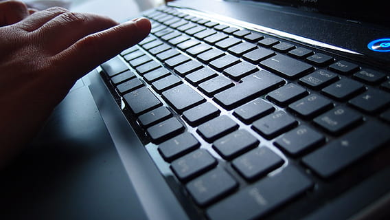persona, izmantojot, melns, klēpjdatoru, tastatūra, taustiņus, dators, atvaļinājumu, ievadi, krāns, datora tastatūra, ievades ierīce, makro, cilvēka roku, cilvēka ķermeņa daļa, tehnoloģijas, roka, datortehnika, klēpjdators, komunikāciju, bezvadu tehnoloģija, savienojumu, ķermeņa daļa, rakstīt, cilvēka pirkstu, tuvplāns, pirkstu, cilvēkiem, telpās, datora daļa, izmantojot klēpjdatoru, datora atslēga, Uzspied pogu, 2K, CC0, publiskais domēns, bez atlīdzības