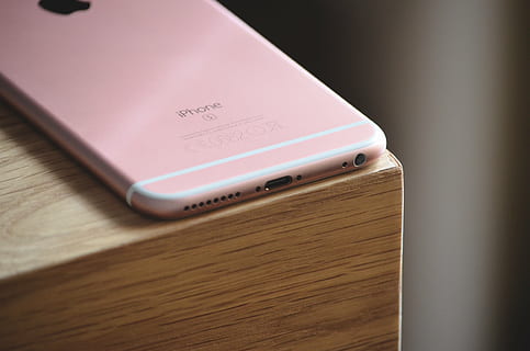 alma, mobiltelefon, adat, asztal, oktatás, elektronika, fedett, iphone, iphone 6s, hordozható, rózsa arany, okostelefon, technológia, faipari, faasztal, közlés, közelkép, nem ember, vezeték nélküli technológia, szöveg, szelektív összpontosít, másolási hely, fa - anyag, rózsaszín szín, kapcsolat, személyes szervező, stúdió felvétel, üzleti, hordozhatóság, nyugati szkript, napló, biztonság, üzenet, Bőr, 4K, CC0, közkincs, jogdíjmentes