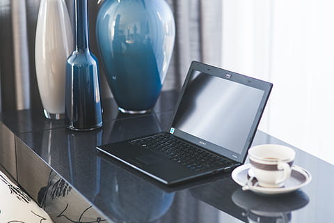 Home-Office-Schreibtisch, Laptop, Kaffee, Computer, Tasse, Schreibtisch, Elektronik, Möbel, Glasgegenstände, Zuhause, Innenministerium, drinnen, Innere, Tastatur, modern, Monitor, tragbar, Zimmer, Bildschirm, Tabelle, Technologie, Vasen, kabellos, Arbeitsplatz, kabellose Technologie, Essen und Trinken, Kommunikation, Getränk, Becher, Kaffeetasse, Geschäft, keine Leute, Verbindung, Haushaltsausstattung, Kaffee trinken, Erfrischung, Glas, Geschirr, 4K, CC0, gemeinfrei, lizenzfrei