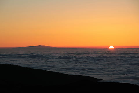 bílý, mraky, zlatý, hodina, západ slunce, mrak, hora, sopka, krajina, natue, tenerife, teide, nebe, krása v přírodě, scenics - příroda, oranžová barva, moře, voda, klid, slunce, klidné scény, idylický, Příroda, kopie prostor, nikdo, přistát, pláž, mimoměstské scény, horizont, horizont nad vodou, venku, romantické nebe, 5K, CC0, veřejná doména, bez autorských práv